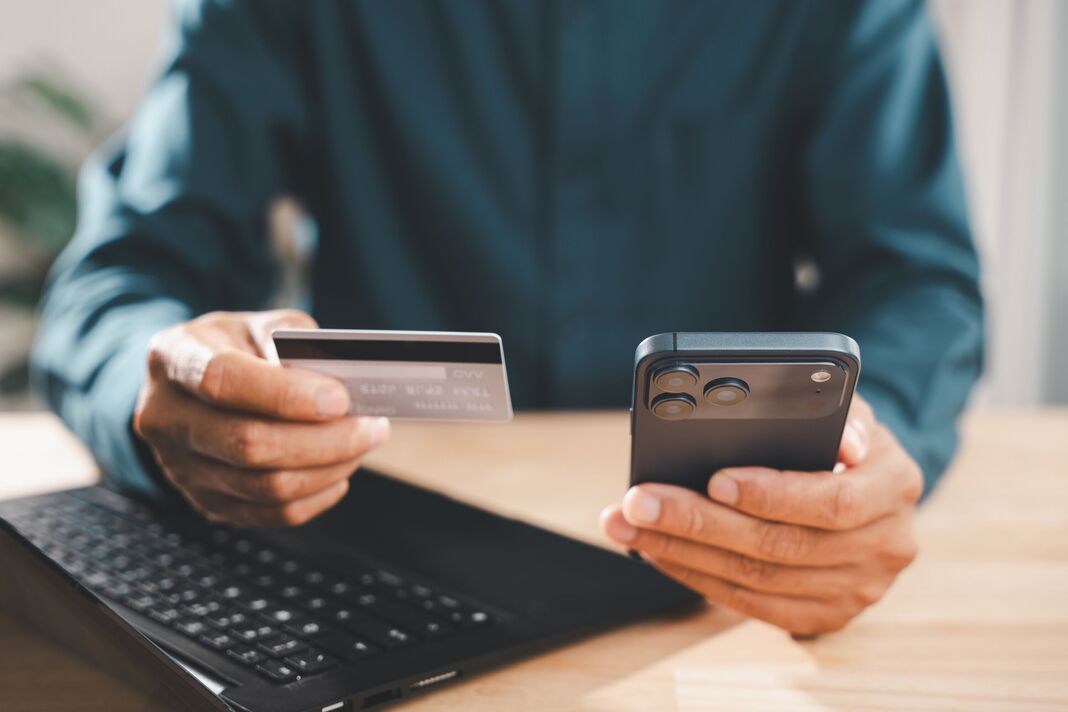 Concept d'entreprise futuriste solde de carte de crédit téléphone bancaire paiement en ligne transaction d'achat montre une personne vérifiant le solde du compte à l'aide d'un mobile Concept d'entreprise futuriste solde de carte de crédit téléphone bancaire paiement en ligne transaction d'achat montre une personne vérifiant le solde du compte à l'aide d'un mobile
