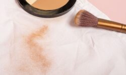 Les taches tenaces disparaîtront « instantanément » des vêtements lorsque des articles de salle de bain courants sont utilisés.