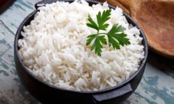Arrêtez de faire bouillir le riz dans l&rsquo;eau, car le remplacer par un ingrédient commun le rend encore plus savoureux.