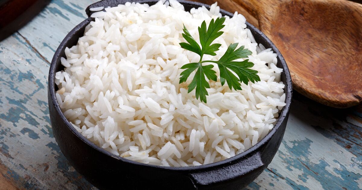 Arrêtez de faire bouillir le riz dans l'eau, car le remplacer par un ingrédient commun le rend encore plus savoureux.