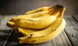 Les bananes restent fraîches 5 jours de plus lorsqu&rsquo;elles sont emballées avec 1 favori de la cuisine
