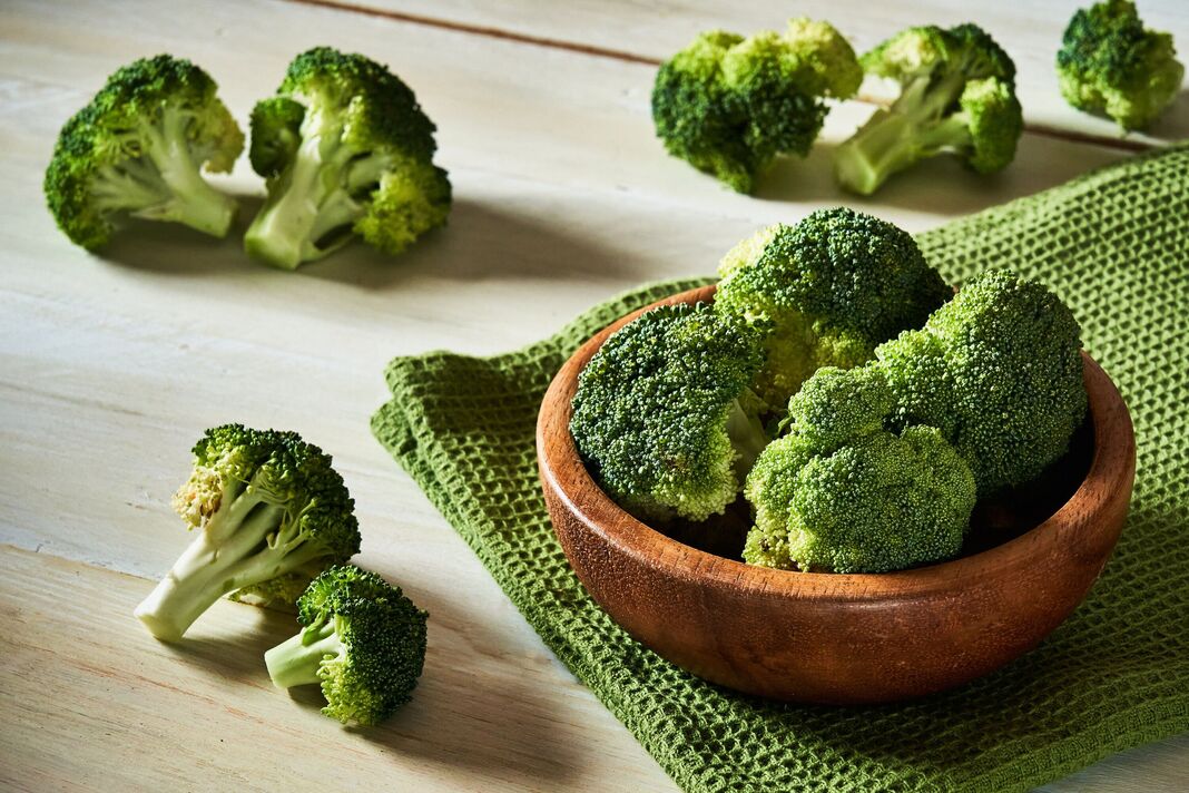 Brocoli cru frais dans un bol sur une table rustique. Brocoli cru frais dans un bol sur une table rustique.