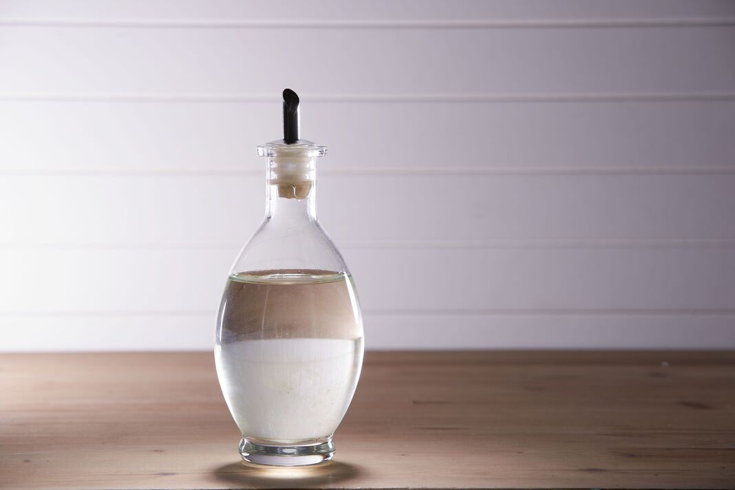 vinaigre blanc sur la table en bois vinaigre blanc sur la table en bois