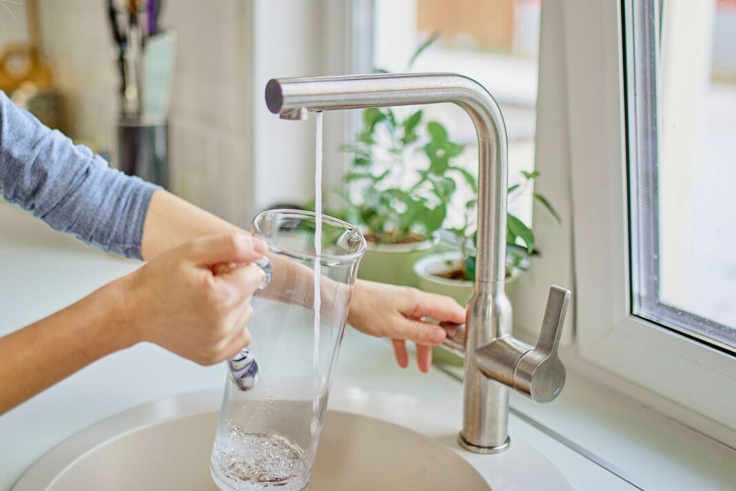 Remplir une carafe d'eau du robinet Remplir une carafe d'eau du robinet