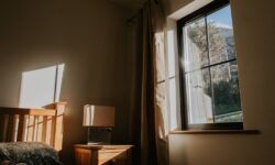Une astuce sur le rebord de la fenêtre de la cuisine gardera les pièces fraîches des maisons sans climatisation