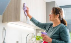 Les armoires de cuisine seront exemptes d’empreintes digitales lorsqu&rsquo;elles seront nettoyées avec 1 article très courant