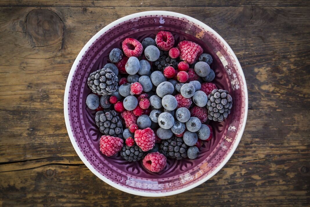 Bol de groseilles rouges surgelées, framboises et mûres Bol de groseilles rouges surgelées, framboises et mûres