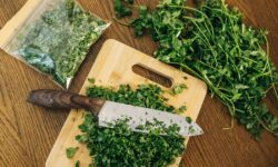 Sainsbury&rsquo;s affirme que les herbes fraîches dureront plus longtemps si elles sont conservées avec un ingrédient commun