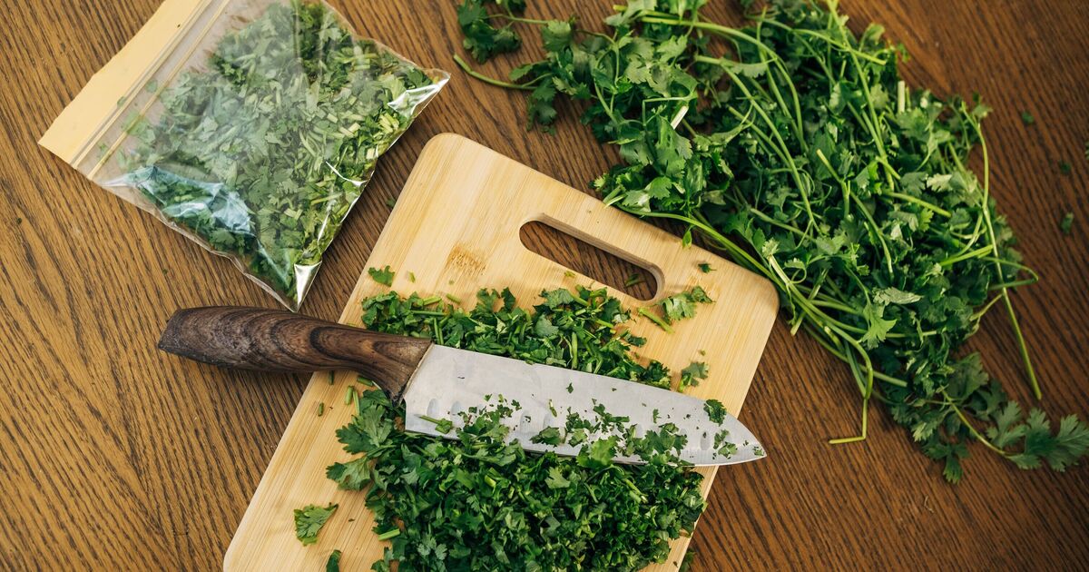 Sainsbury's affirme que les herbes fraîches dureront plus longtemps si elles sont conservées avec un ingrédient commun