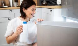 Les gens sont invités à cesser de laisser du lait dans la porte du réfrigérateur s&rsquo;ils vivent seuls