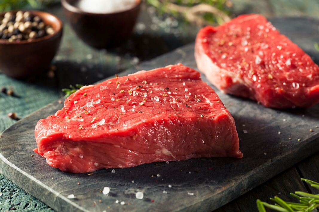 Steak de surlonge cru biologique nourri à l'herbe Steak de surlonge cru biologique nourri à l'herbe