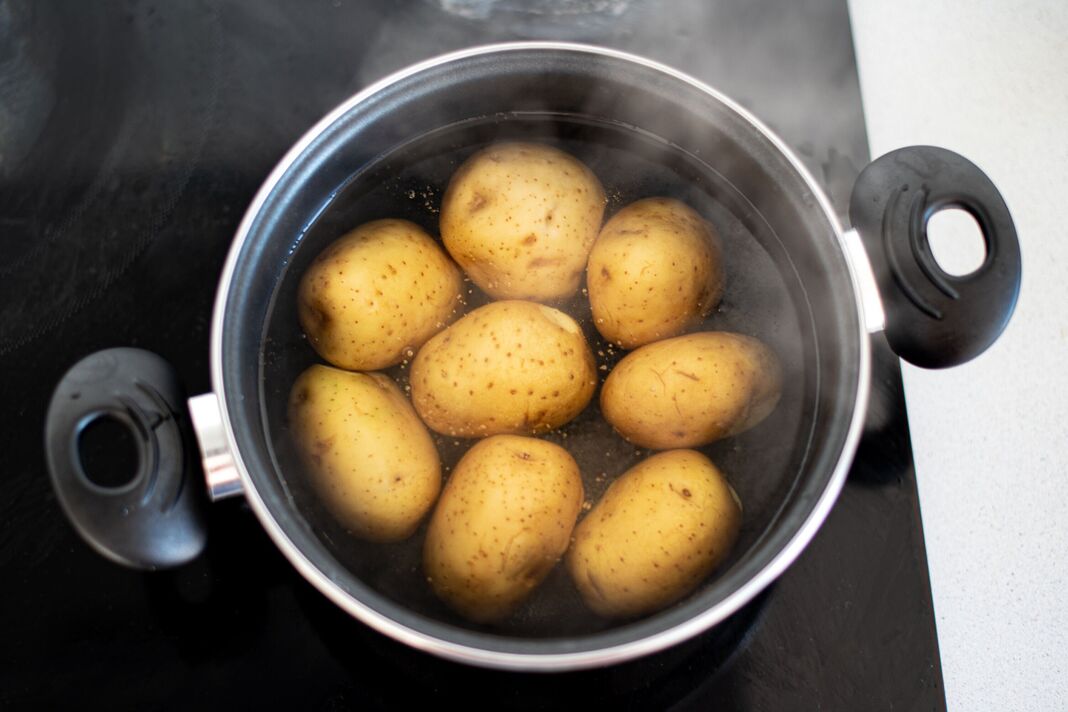 Pommes de terre dans une casserole avec de l'eau bouillante Pommes de terre dans une casserole avec de l'eau bouillante