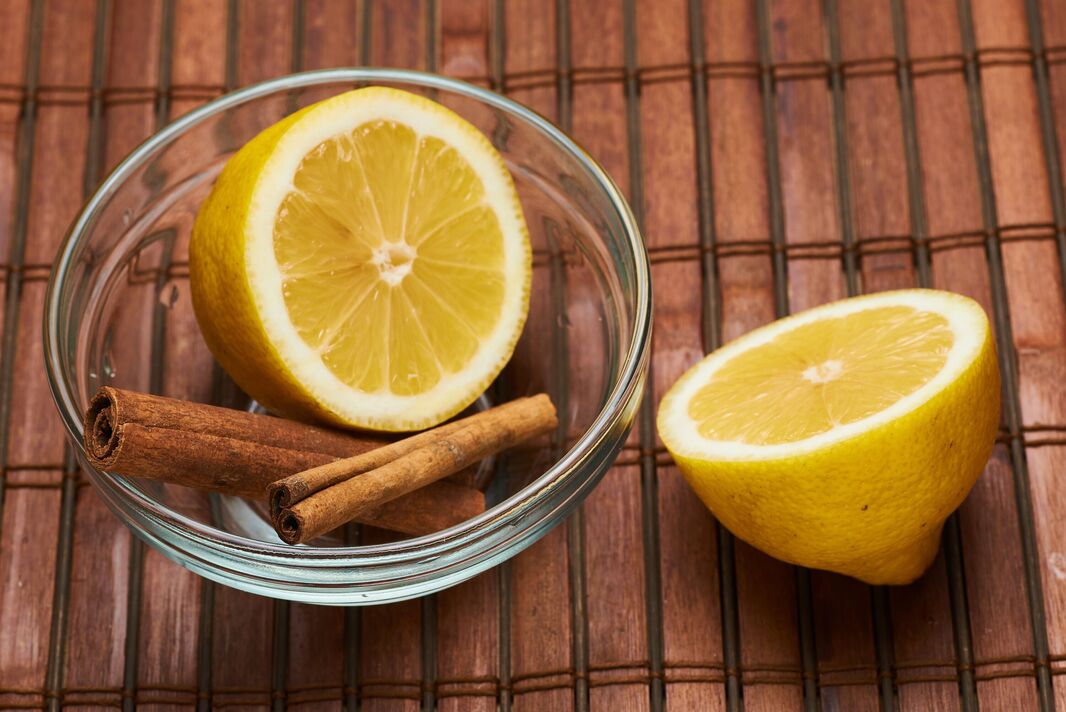 citron à la cannelle dans une assiette en verre citron à la cannelle dans une assiette en verre