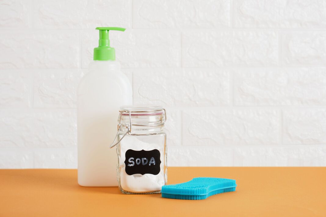 canette de soda en verre, bouteille vierge en plastique avec distributeur de savon ou de détergent à vaisselle et éponge en silicone sur la table canette de soda en verre, bouteille vierge en plastique avec distributeur de savon ou de détergent à vaisselle et éponge en silicone sur la table