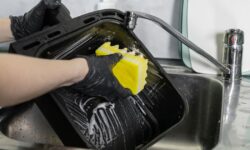 Les friteuses à air seront propres et comme neuves si elles sont recouvertes de 2 articles de cuisine – pas de récurage