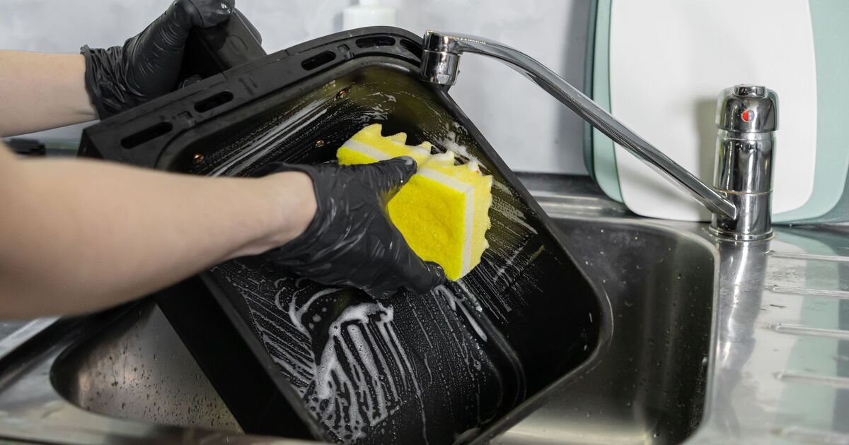 Les friteuses à air seront propres et comme neuves si elles sont recouvertes de 2 articles de cuisine – pas de récurage