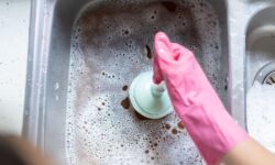 Débouchez vos canalisations naturellement avec 2 ingrédients simples que vous avez déjà à la maison