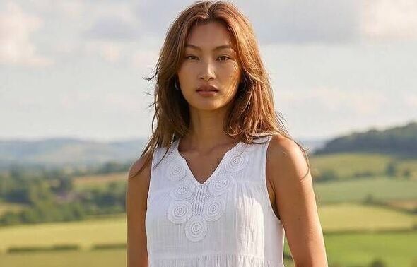 Robe smockée blanche à détails de bordure en coton