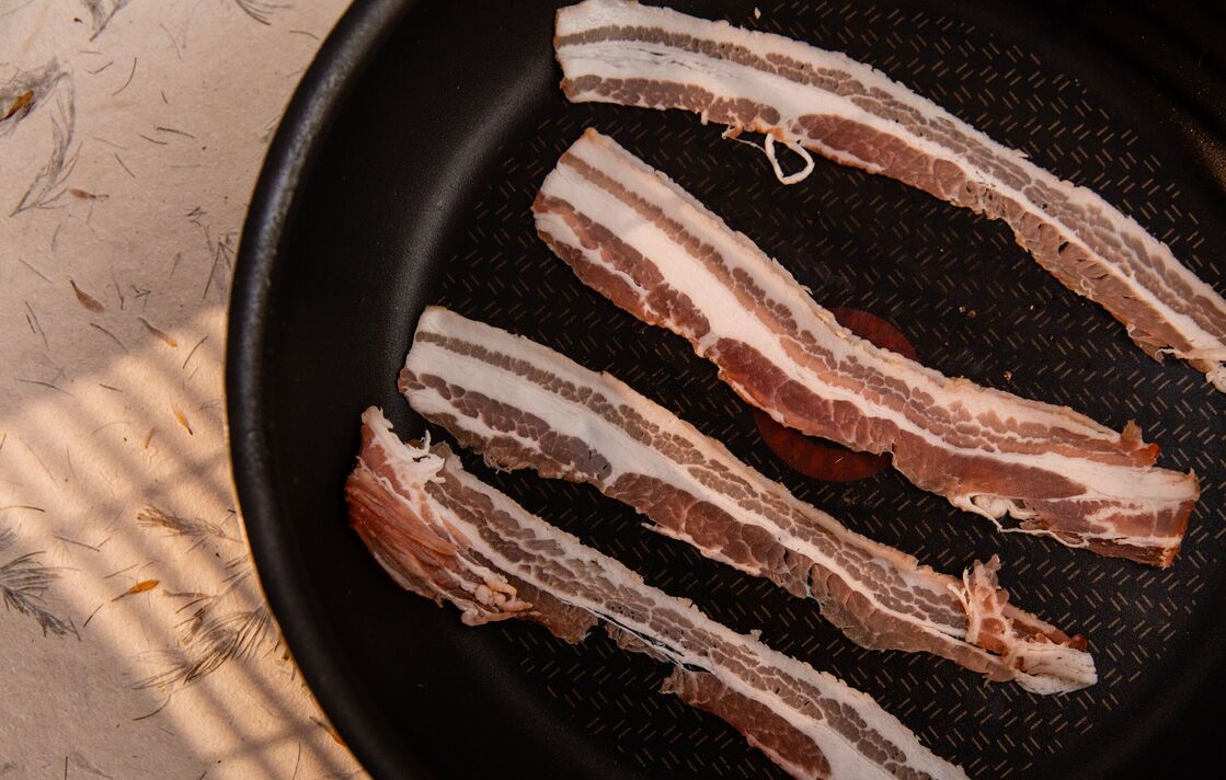 Bacon dans une poêle