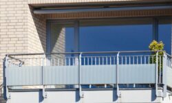 Ni store banne, ni parasol : la solution parfaite pour éviter les regards indiscrets des voisins sur un petit balcon