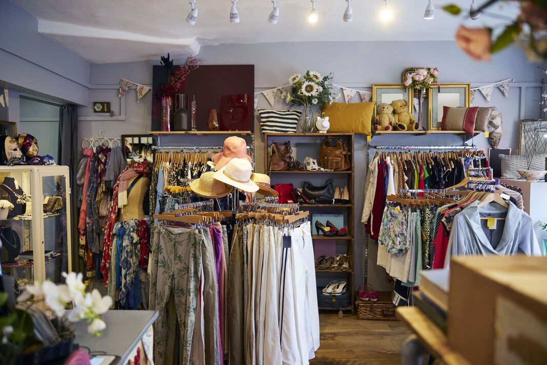 Intérieur d'un magasin de charité ou d'un magasin d'aubaines vendant des vêtements et des articles ménagers usagés et durables