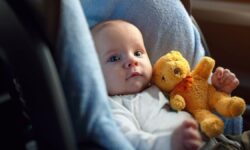 Voyager avec votre bébé en été : conseils, préparatifs et bases à ne pas manquer pour éviter les situations stressantes