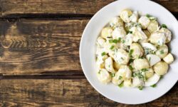 La salade de pommes de terre a un goût incroyable si on y ajoute 1 ingrédient surprise apprécié des cuisiniers