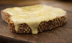 Le fromage sur du pain grillé est délicieux lorsqu&rsquo;un ingrédient simple est saupoudré avant la cuisson