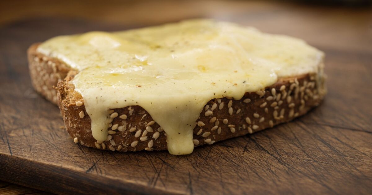 Le fromage sur du pain grillé est délicieux lorsqu'un ingrédient simple est saupoudré avant la cuisson