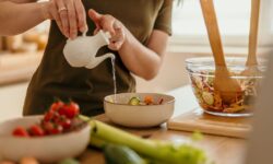 Les salades ont meilleur goût si vous utilisez un article courant dans les placards de la cuisine