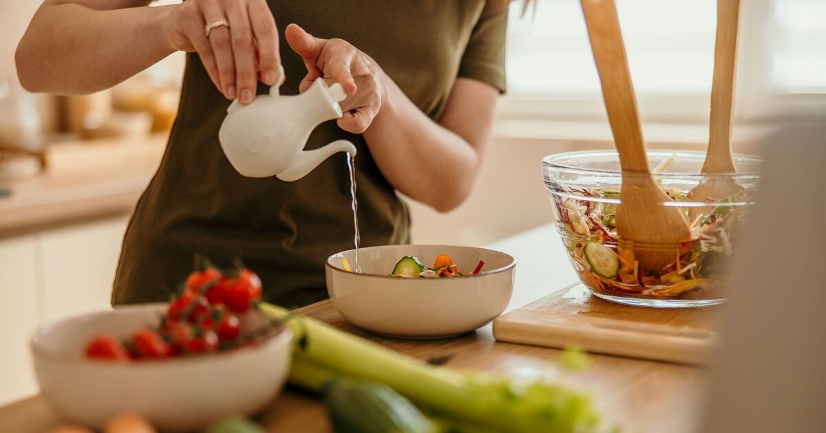 Les salades ont meilleur goût si vous utilisez un article courant dans les placards de la cuisine