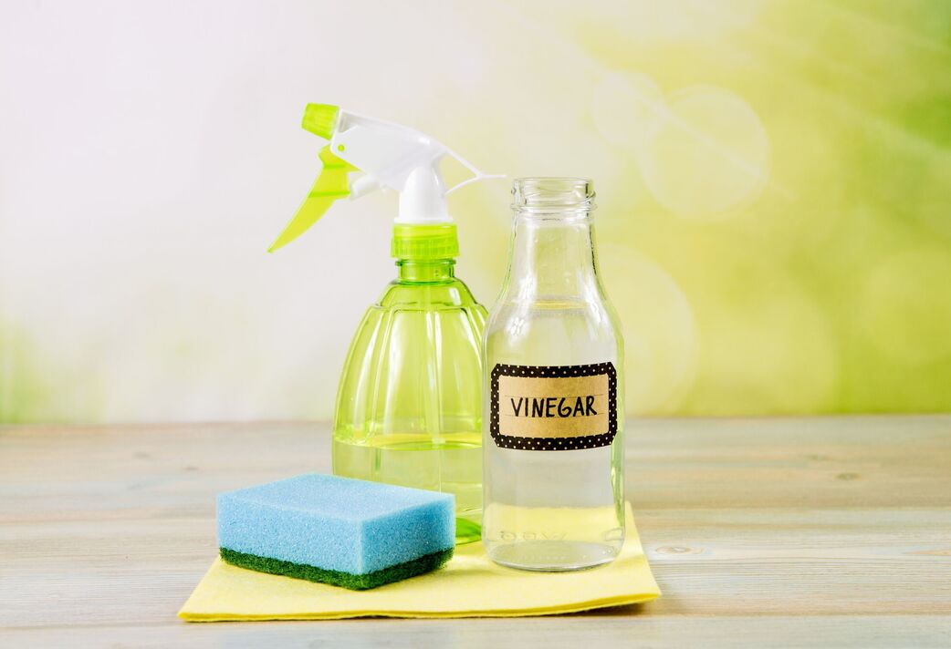 Concept de produits nettoyants pour la maison sans produits chimiques. Utiliser du vinaigre blanc distillé naturel dans un flacon pulvérisateur pour éliminer les taches. Outils sur table en bois, boke vert Concept de produits nettoyants pour la maison sans produits chimiques. Utiliser du vinaigre blanc distillé naturel dans un flacon pulvérisateur pour éliminer les taches. Outils sur table en bois, boke vert