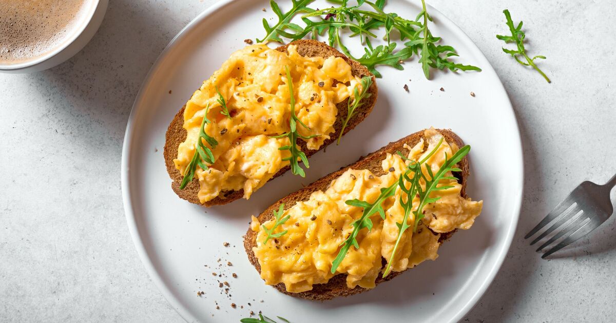 Les œufs brouillés seront « mous et moelleux » lorsque vous arrêterez de les mélanger dans un bol