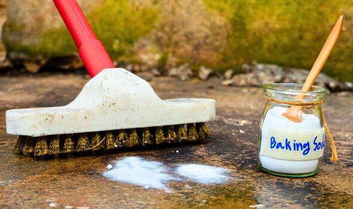 Photo de quelqu'un nettoyant une terrasse avec du bicarbonate de soude Photo de quelqu'un nettoyant une terrasse avec du bicarbonate de soude