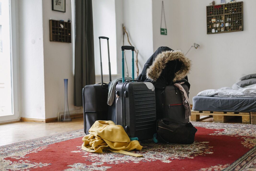 Les vacanciers bagages dans la salle de séjour