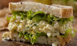 Abandonnez la mayonnaise dans la salade aux œufs pour un meilleur ingrédient qui la rend plus savoureuse et plus légère