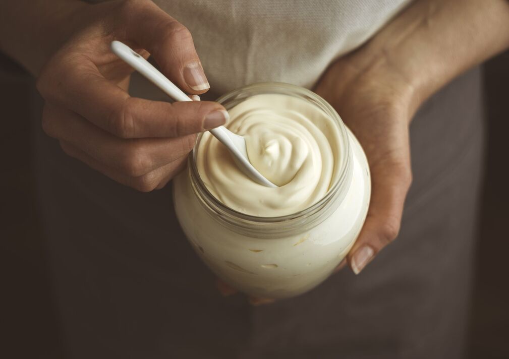 Pot en verre de mayonnaise avec une cuillère. Pot en verre de mayonnaise avec une cuillère.