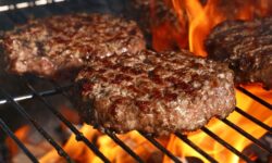 Les hamburgers seront encore plus juteux et délicieux lorsqu&rsquo;un ingrédient surprise sera ajouté avant la cuisson.
