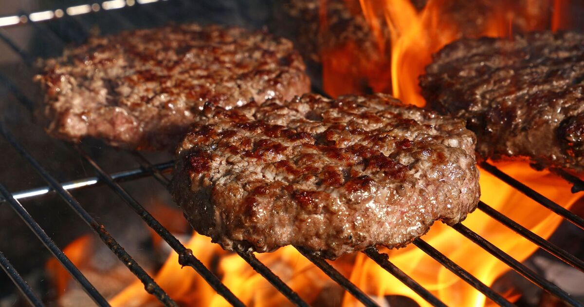 Les hamburgers seront encore plus juteux et délicieux lorsqu'un ingrédient surprise sera ajouté avant la cuisson.