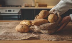 Conservez les pommes de terre fraîches pendant des mois de plus en les conservant au même endroit dans la cuisine