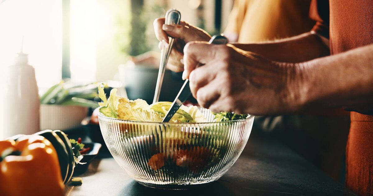 Salade, mélange et mains de femme dans la cuisine à la maison pour la nutrition, la santé ou les repas diététiques. Légumes, bol en verre et personne féminine avec des ingrédients frais Salade, mélange et mains de femme dans la cuisine à la maison pour la nutrition, la santé ou les repas diététiques. Légumes, bol en verre et personne féminine avec des ingrédients frais
